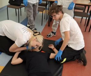 Wiedzą jak ratować! Na Uniwersytecie Kaliskim odbyły się II Mistrzostwa Szkół Ponadpodstawowych w Pierwszej Pomocy