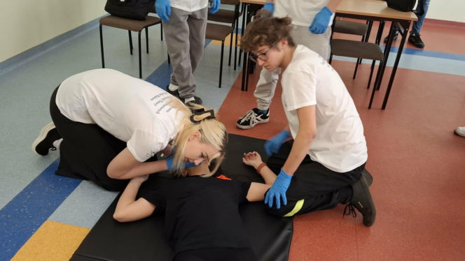 Wiedzą jak ratować! Na Uniwersytecie Kaliskim odbyły się II Mistrzostwa Szkół Ponadpodstawowych w Pierwszej Pomocy