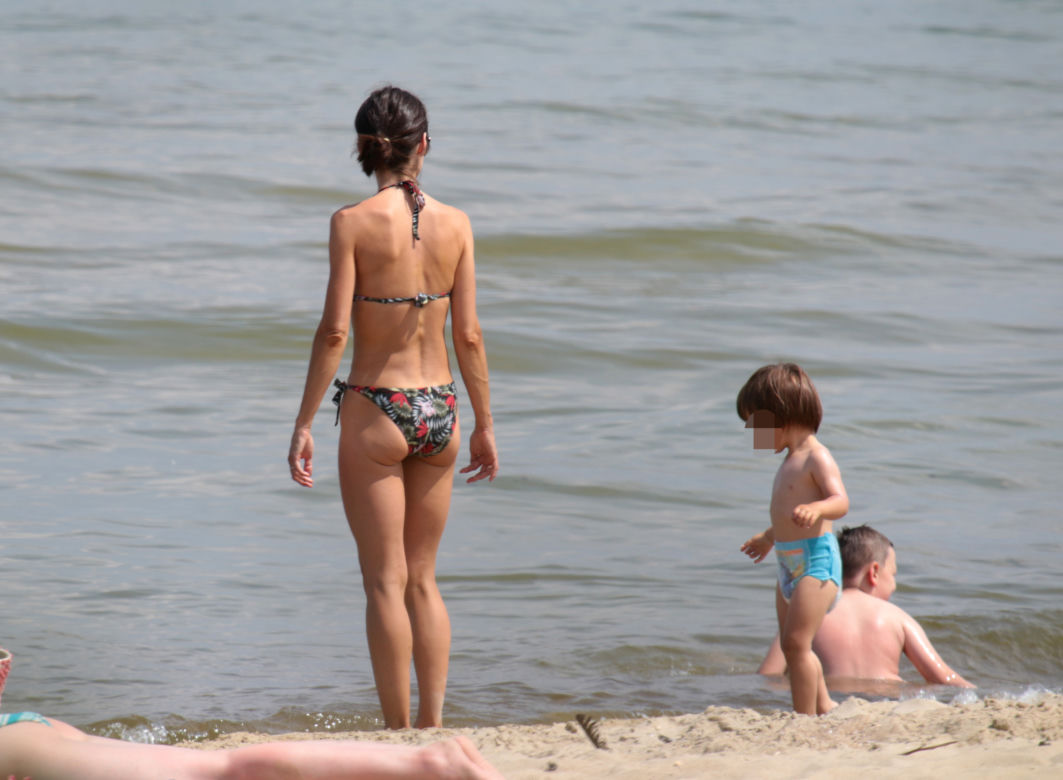 Marta Kaczyńska na plaży karmi dziecko piersią