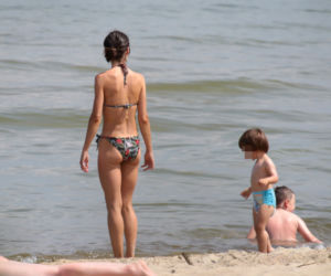 Marta Kaczyńska na plaży karmi dziecko piersią