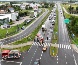 Groźny pożar dostawczaka w Jankach. Bardzo duże utrudnienia w ruchu