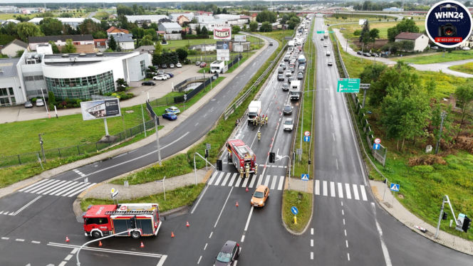 Groźny pożar dostawczaka w Jankach. Bardzo duże utrudnienia w ruchu