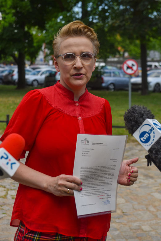 Joanna Scheuring-Wielgus pyta w Toruniu o dofinansowania dla księdza oskarżonego o pedofilię