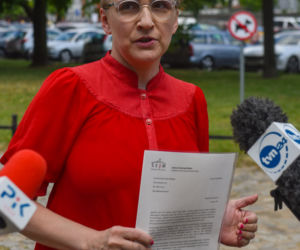 Joanna Scheuring-Wielgus pyta w Toruniu o dofinansowania dla księdza oskarżonego o pedofilię