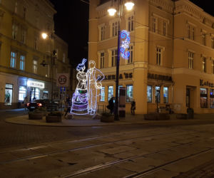 Magia świąt ogarnęła Bydgoszcz! Choinka na Placu Teatralnym zachwyca swoim pięknem!