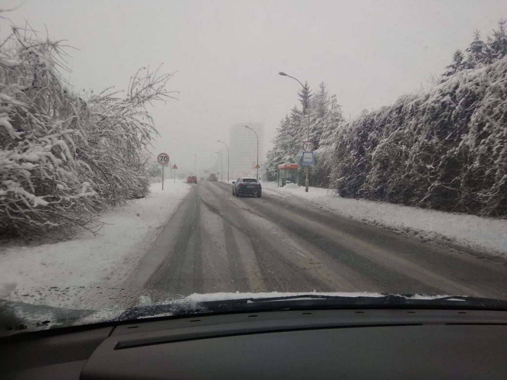 FATALNE warunki na drogach Rzeszowa. Śnieżny ARMAGEDON! [ZDJĘCIA]