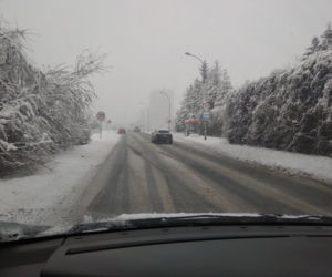FATALNE warunki na drogach Rzeszowa. Śnieżny ARMAGEDON! [ZDJĘCIA]