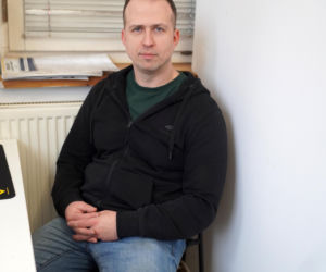 Uzbrojeni funkcjonariusze wtargnęli o świcie. YouTuber skuty przy płaczących dzieciach