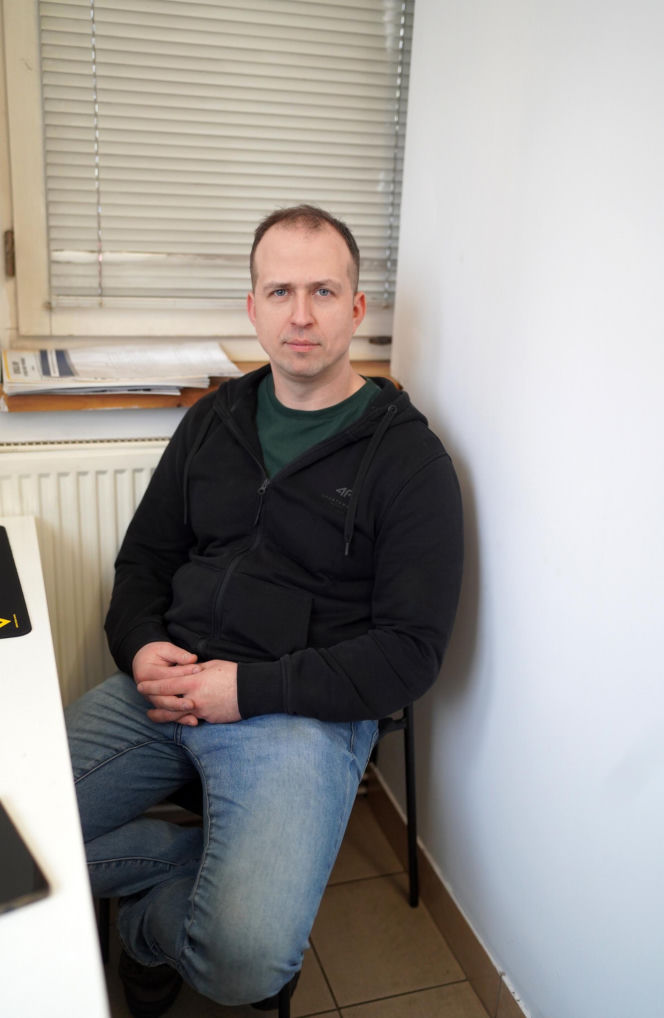 Uzbrojeni funkcjonariusze wtargnęli o świcie. YouTuber skuty przy płaczących dzieciach