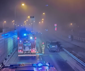 Wypadek na małej obwodnicy Iławy. Duże zniszczenia, kierowca bez prawa jazdy