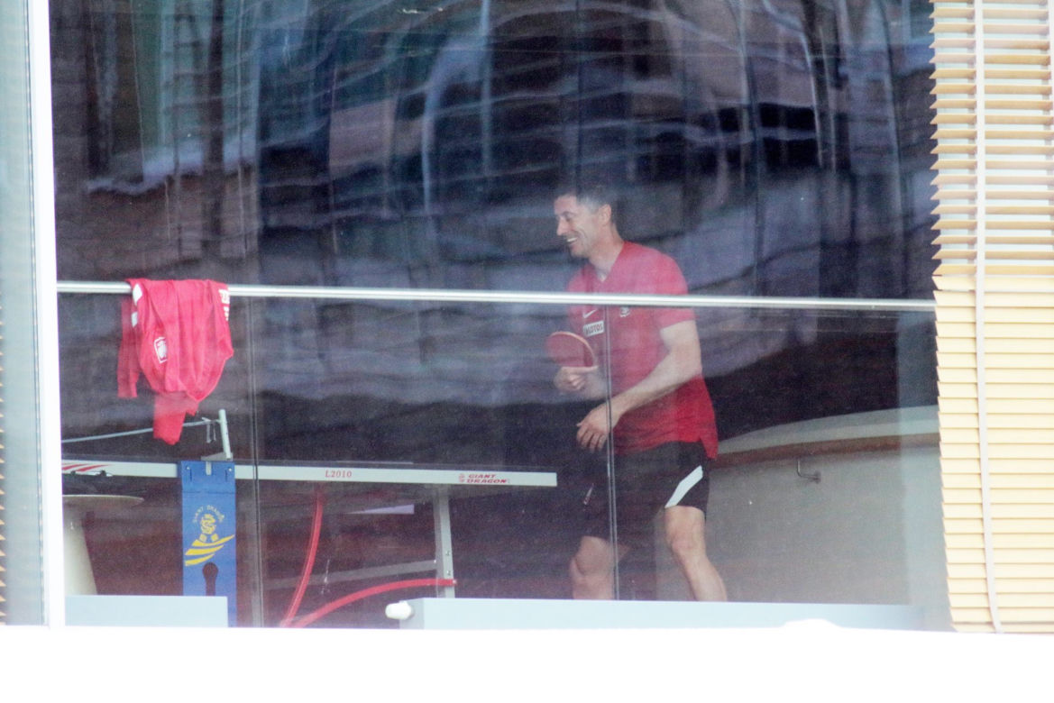 Robert Lewandowski gra w ping-pong