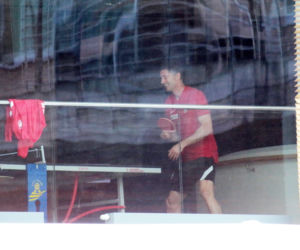 Robert Lewandowski gra w ping-pong