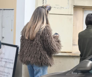 Sandra Kubicka w wałku na głowie