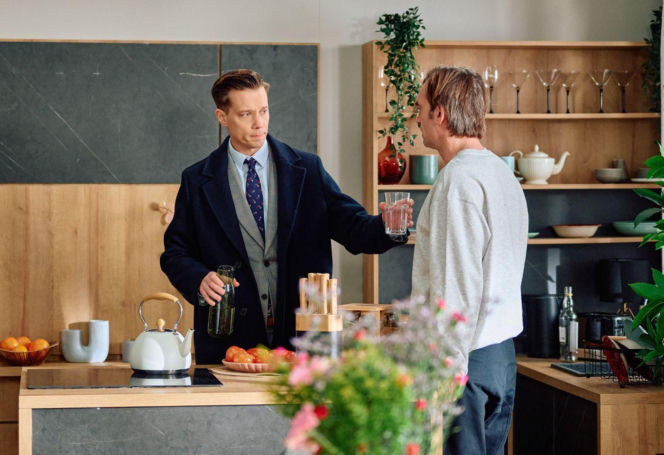 "Na Wspólnej", odcinek 4171: Kariera Mariusza wisi na włosku. Mężczyzna ucieka w alkohol i odsuwa się od Oli