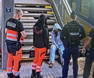 O włos od tragedii na peronie. Kobieta runęła na tory