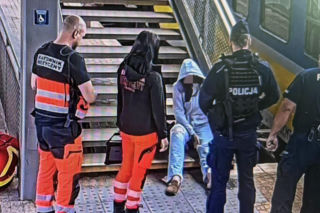 O włos od tragedii na peronie. Kobieta runęła na tory