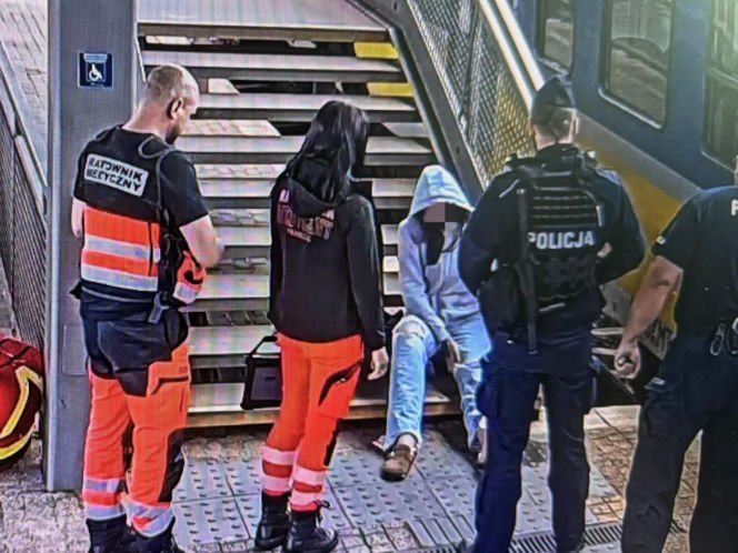 O włos od tragedii na peronie. Kobieta runęła na tory