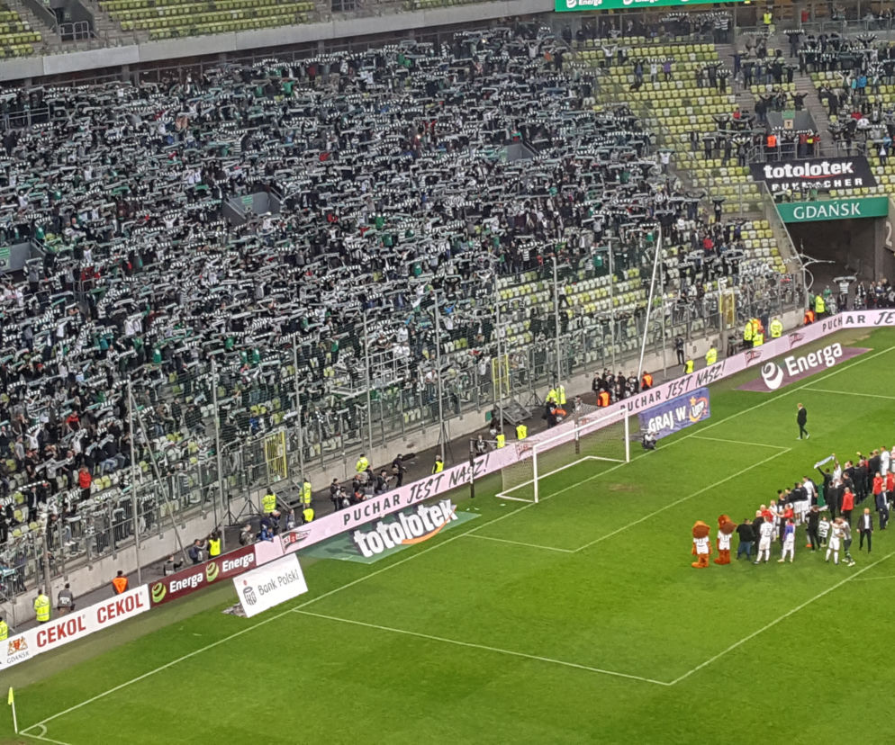 Piłkarze Lechii Gdańsk świętowali wraz z kibicami po zakończeniu meczu z Jagiellonią