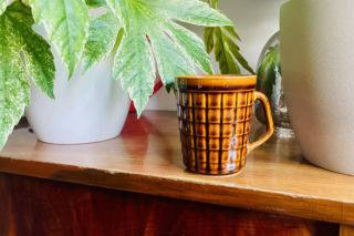 Millenialśi pili w nim kakao. Ten kubek z PRL, który wygląda jak tabliczka czekolady, dziś kosztuje nawet 450 złotych