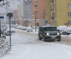 Ostróda w centrum śnieżycy. Burmistrz nocą ratował ludzi. Kierowcy nocowali w urzędzie