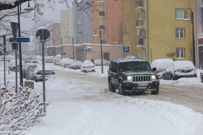 Ostróda w centrum śnieżycy. Burmistrz nocą ratował ludzi. Kierowcy nocowali w urzędzie