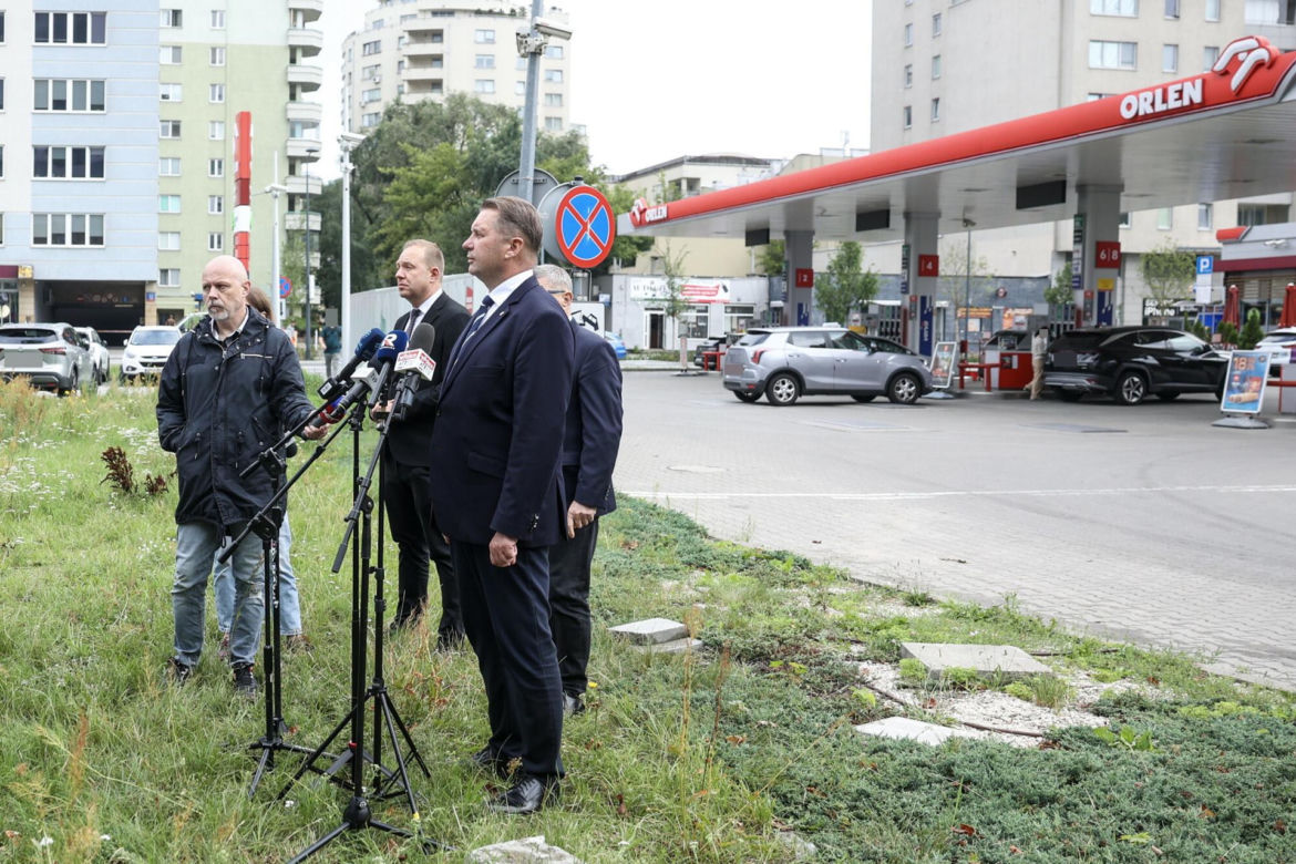 Konferencja Przemysława Czarnka na stacji Orlen