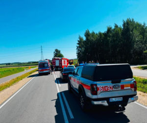 Motocyklista zderzył się z ciągnikiem rolniczym pod Łomżą! Droga jest zablokowana