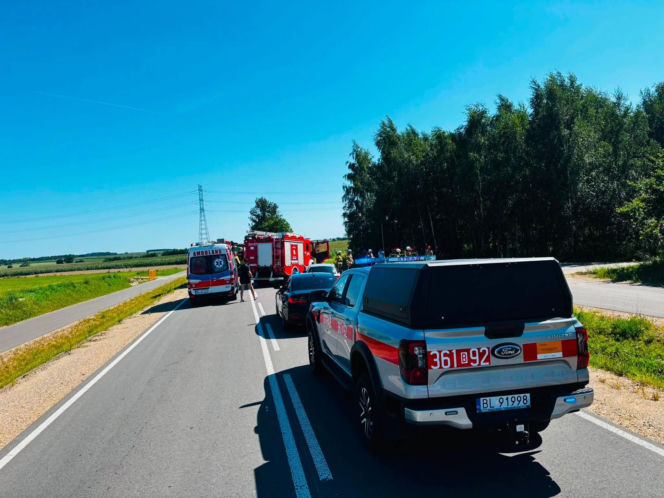 Motocyklista zderzył się z ciągnikiem rolniczym pod Łomżą! Droga jest zablokowana