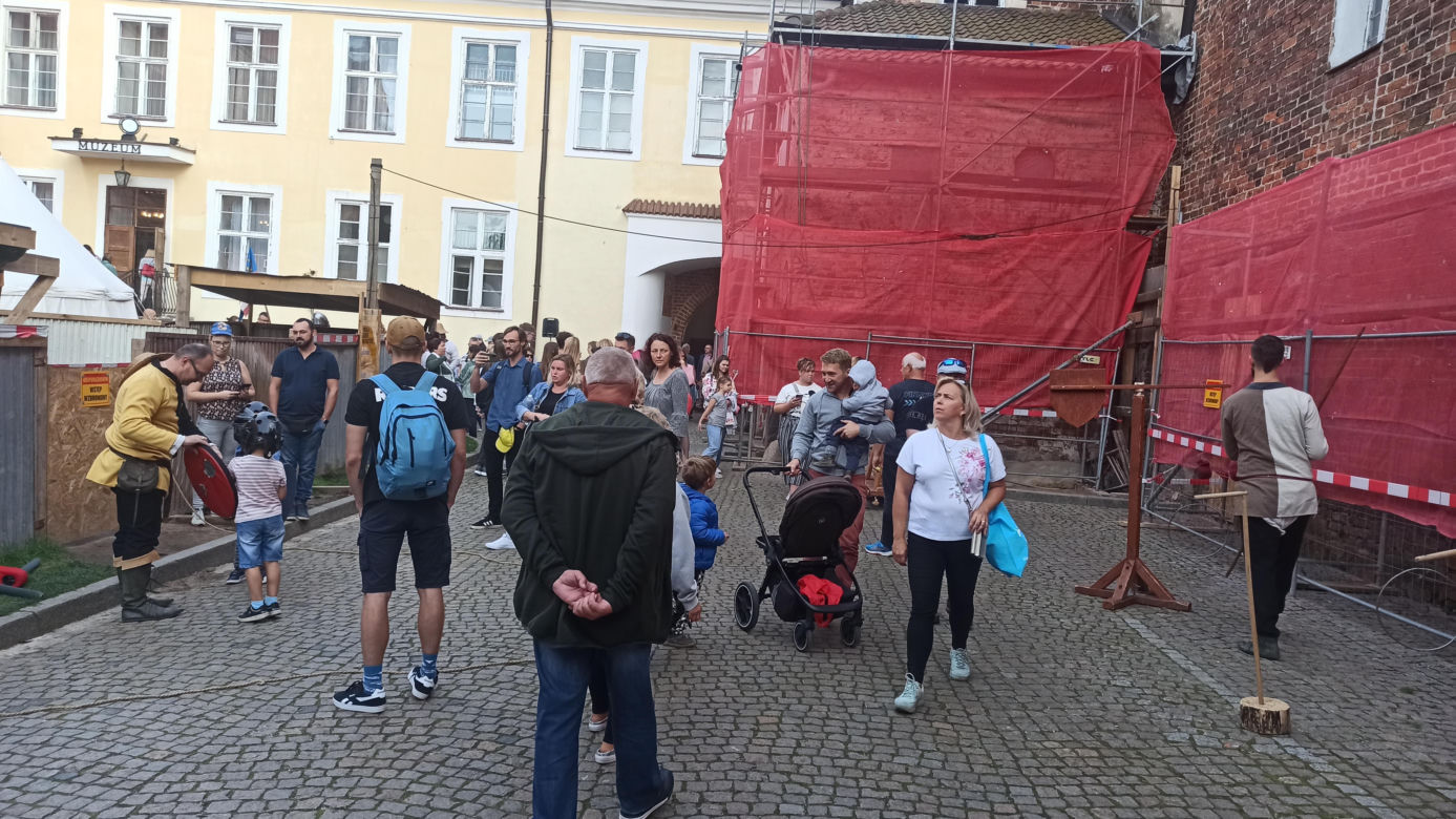 Tłumy na Starym Mieście w Olsztynie. Mieszkańcy świętowali 25-lecie samorządu Warmii i Mazur [ZDJĘCIA]