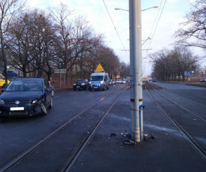 Śliska nawierzchnia daje się we znaki kierowcom - wypadek na Lubickiej