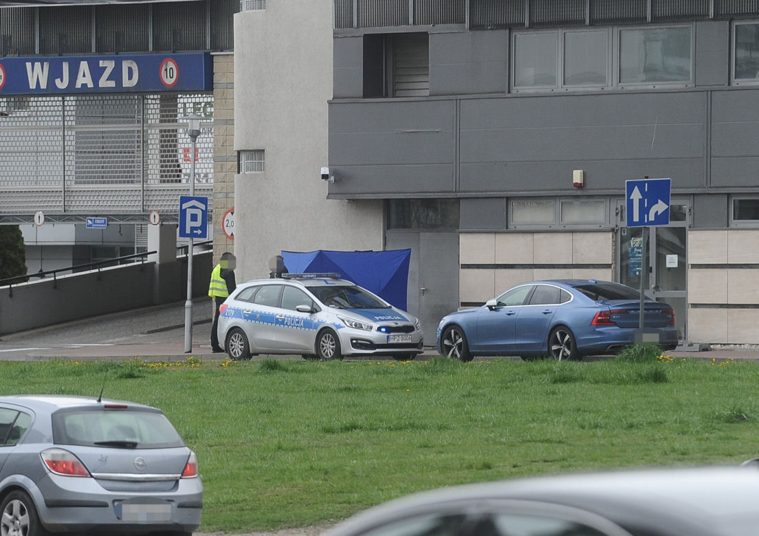  Zwłoki mężczyzny pod galerią handlową na Pradze-Południe