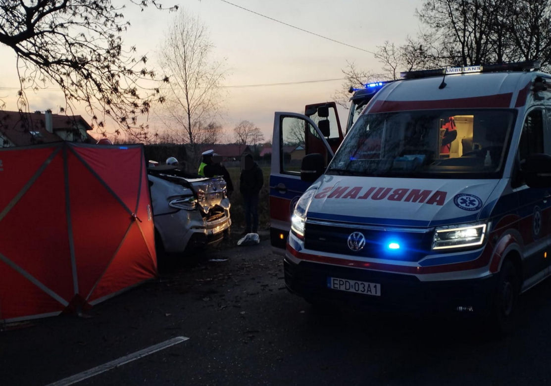 Śmiertelny wypadek pod Poddębicami. Nie żyje kierowca białego BMW, dwie osoby ranne [ZDJĘCIA]