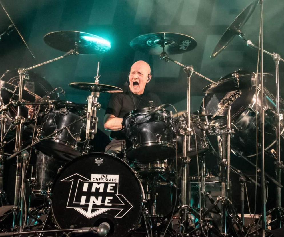 Perkusista Chris Slade gra na koncertzie. O jego muzycznej emeryturze przeczytasz na EskaRock.