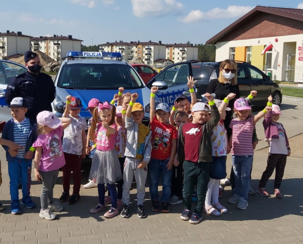 Policjant kupił dzieciom odblaski