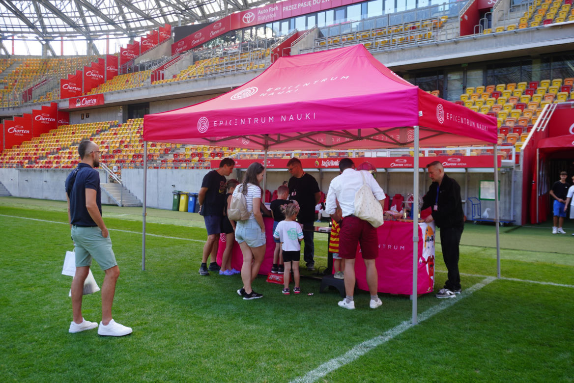 Pożegnianie Murawy na Chorten Arenie. Jagiellonia Białystok rozdaje boisko swoim kibicom