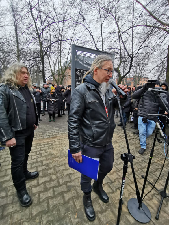 Przyjaciele i fani Romana Kostrzewskiego odsłonili tablicę pamiątkową w Bytomiu