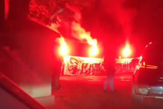 Tłumy kibiców powitały przegranego Artura Szpilkę! Odpalili race, były transparenty i okrzyki