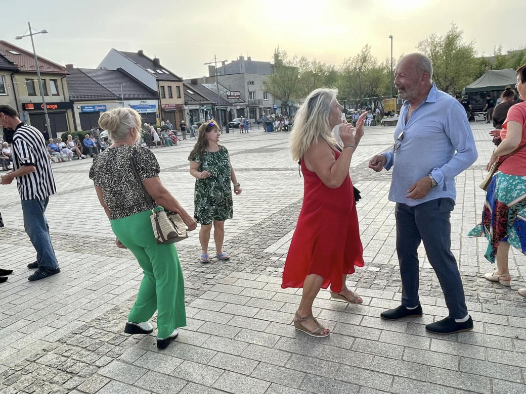 POTAŃCÓWKA NA RYNKU. Tak bawią się mieszkańcy Starachowic