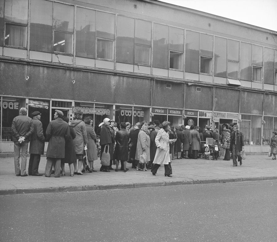 Kolejka po papier toaletowy sprzedawany w kiosku Prasa-Książka-Ruch