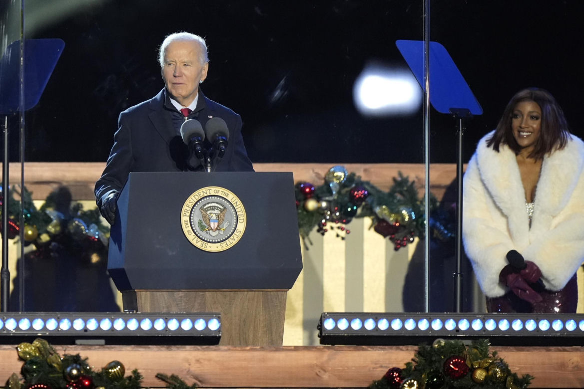 Biden ostatni raz zapala światła na choince przed Białym Domem