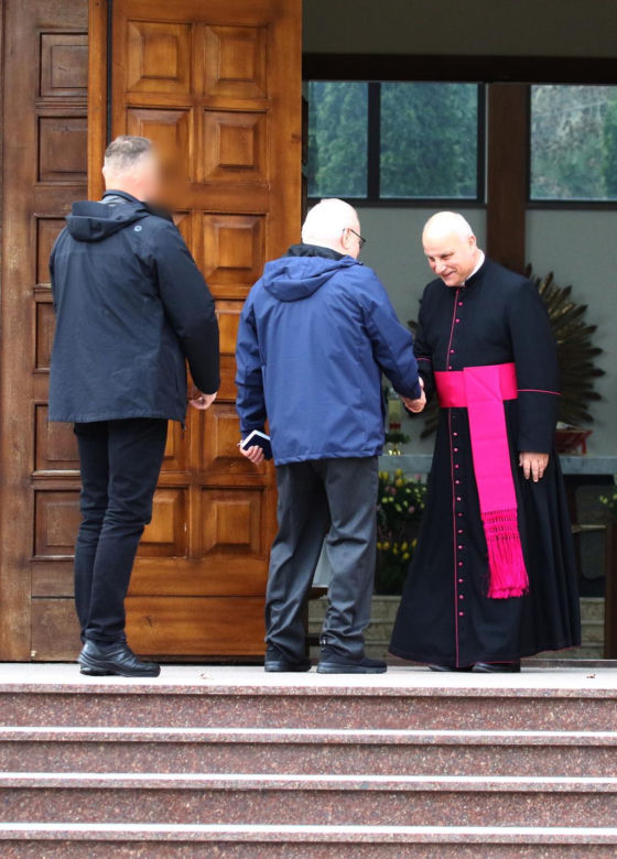 Wiosenny Lech Wałęsa na wielkanocnej mszy