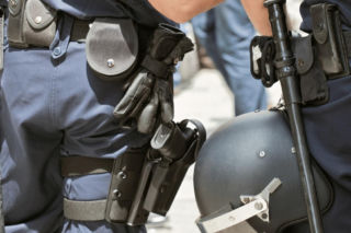 Policjant zgubił broń goniąc przestępcę. Do akcji poszukiwawczej zaangażowano strażaków