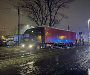 Tir utknął na torach na Pradze