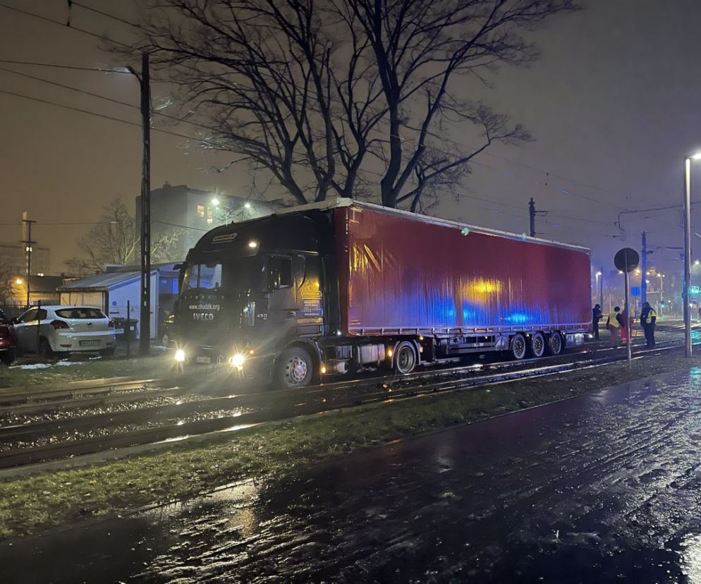 Tir utknął na torach na Pradze
