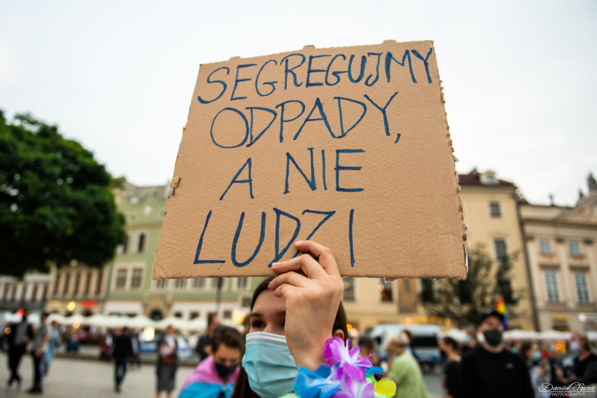 Demonstracja LGBT i narodowców na krakowskim Rynku