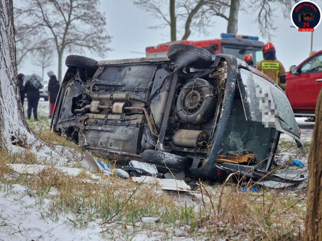 Makabryczny wypadek pod Warszawą. Osobówka dachowała na łuku drogi. Jedna osoba ranna