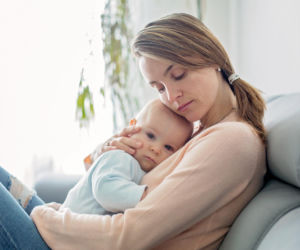 Depresja po odstawieniu od piersi to nie wymysł. Dlaczego tak mało się o niej mówi?