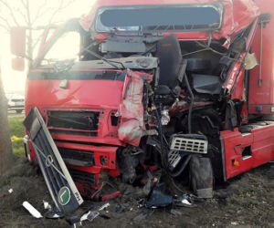 Tir roztrzaskał się na drzewie! Niebezpieczny wypadek pod Cybinką!