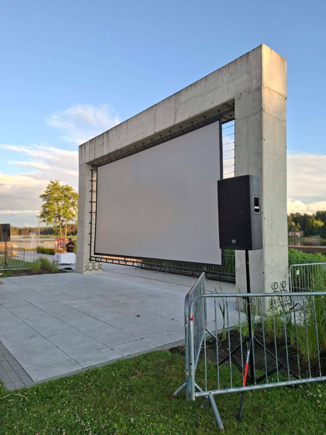 To jedyne takie kino plenerowe w Świętokrzyskiem. W Porcie Lubianka na leżakach i na kajakach