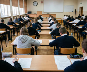 Psycholog: nie warto porównywać się do innych kolegów i koleżanek. 8-klasiści rozpoczęli egzaminy